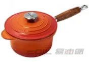 易生活ELiving Le Creuset 木柄鑄鐵醬汁鍋 含蓋 18cm 火焰橘／櫻桃紅