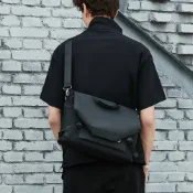 (店+)【LEEHER】A4包/防水側背包/郵差包/手提包/公事包/男生包包/多功能包包/單肩包男/男用側背包