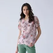 【ILEY 伊蕾】珍珠縫飾荷葉領印花雪紡上衣(淺粉色；M-2L；1242071453)