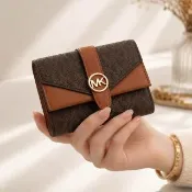 【Michael Kors】Greenwich 經典滿版老花Logo 防刮皮革三折翻蓋短夾(焦糖棕色)