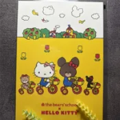 (現貨)日本製 小熊學校 × 三麗鷗Hello Kitty聯名明信片_“腳踏車“_日本明信片_三麗鷗聯名商品_日本直送
