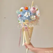 紀念🩵 春日清新風甜筒花束 成品皁花仿真手捧花拍照氛圍感禮物送朋友閨蜜 畢業花束 花束擺件 情人節 教師節 生日