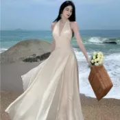 免運 臺灣出貨 女裝長連身裙   法式掛脖長裙海邊度假風溫柔顯瘦純色連衣裙 垂墜飄逸大擺露肩純欲沙灘旅拍洋裝