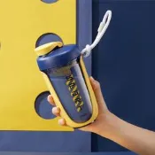 台灣現貨新款現貨 健身搖搖杯590ml附不鏽鋼攪拌球 附手提健身搖搖杯 PC材質環保隨行咖啡杯 環保車載杯 奶茶杯 健身