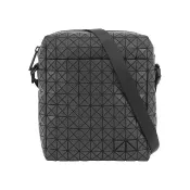 【ISSEY MIYAKE 三宅一生】BAO BAO Voyager 霧面拉鍊斜背包(黑色)