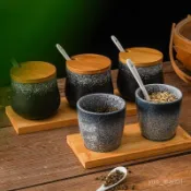 ⭐️優選好貨⭐️【99%好評率】日式陶瓷調味罐帶勺蓋創意水缸形油鹽辣椒罐組閤套裝家用酒店餐廳 UWDS