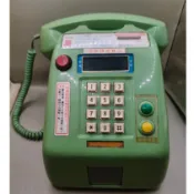 【老台灣歲月】民國86年製有成通信TX-150A投幣公共電話機｜可當存錢筒復古綠老電話懷舊擺件電影道具古著陳列孤品