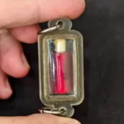 🔥【人緣宗師・龍婆沙空大師・早期絕版 紅經線黃銅核心路翁符管】桃花磁場全面引爆！極致招財翻盤、強力鎖心勾魂、八方貴人主動