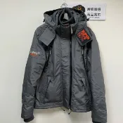 DryDog 跩狗嚴選 跩狗嚴選 極度乾燥 Superdry Yachter 最新經典男款 MTN 冒險魂 遊艇夾克 風衣 外套 防風 鋪棉 保暖 鐵灰 深灰橘
