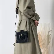 【日本直送 名牌中古包】CELINE 經典前釦壓鱷魚紋皮革迷你方包 側肩包 黑色 m4ezj3