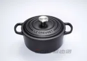 易生活ELiving Le Creuset 圓型鑄鐵鍋 18cm 1.8L 黑／櫻桃紅／火焰橘／馬賽藍