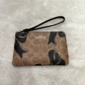 【蔻馳｜全新】現貨 COACH 錢包 手拿包 小號 銀標 滿版 蝴蝶結 零錢包｜Little Bee 小蜜蜂精品