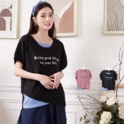 (店+)【衣心衣意】假二件式英文圖時尚上衣(黑色 紅色 A1346)