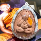 -活財神龍婆坤 2538 古廟磚瓦聖水“粉肉防小人招財必打 符管袈裟版”【夢幻佛牌】