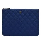 【CHANEL 香奈兒】經典布面菱格紋雙C LOGO拉鍊手拿包(海軍藍82545-NAVY-GP)