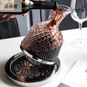 美西歐🔥360°旋轉不倒翁 醒酒器1.5L 陀螺醒酒器 紅酒醒酒器 水晶醒酒器 托盤 酒具 紅酒杯 不鏽鋼底座 葡萄酒杯