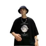 (店+)【B1 地下室】短T恤 韓版地球太空印花寬版圓領上衣 五分袖 大尺碼5XL 男裝 NL621250(情侶上衣  短袖上衣)
