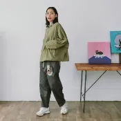 【Dailo】質感沙皮狗配色緯彈仿牛仔錐形褲(藍 黑 紅)