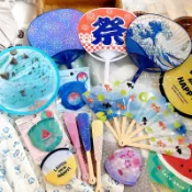 [日本商品]-折疊圓扇/折扇/易攜帶/團扇/迪士尼/防水塑膠折扇/不易壞/圓扇/扇子〔媽咪樹〕