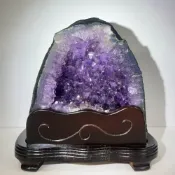 (店+)【御古齋】天然巴西 紫水晶洞 紫水晶 紫晶洞 帶鈦晶 聚財聚氣 招貴人迎福源 強磁場 風水開運擺件 061003