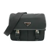 Prada 普拉達 Saffiano 再生尼龍銀三角logo雙扣斜背包-大(2VD769-黑)