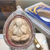 -(下標前請先詢問)僧王寺 頌德善卡拉帕耶納桑文 2540 珍寶給聳花粉必打 “”五根超級富貴符管“”【夢幻佛牌】🌟