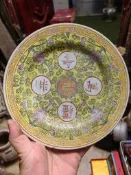 大清光緒年制款萬壽無疆瓷盤，大尺寸，黃地粉彩繪制，底部有“大清光緒年制“款，品相如圖，適合收藏或裝飾擺件，喜歡