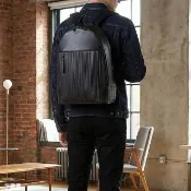 【Paul Smith】PAUL SMITH 燙銀LOGO牛皮浮雕直條感雙拉鍊後背包(黑)