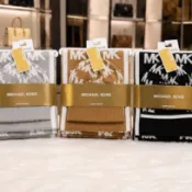 現貨MICHAEL KORS MKWCS48322C 圍巾毛帽套組 MK滿版Logo 男女秋冬 美國代購