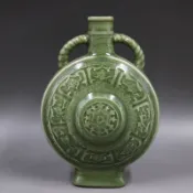 銀聯網日用品生活館 明龍泉窯雕刻八寶紋抱月瓶仿古老貨家居復古瓷器裝飾擺件古董古玩1入