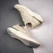 Nike Epic React Flyknit(白金色）