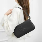 (店+)【CALVIN KLEIN】【Sharkhead】現貨 Calvin Klein 手提包 腋下包 小包 全黑 浮雕 CK 皮革 肩背包 黑色 法棍包