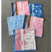 日本《屁桃君》色織大毛巾。長寬約40x81。  手感厚實舒適。純棉吸水。洗臉/沐浴擦拭/外出攜帶⋯皆宜。