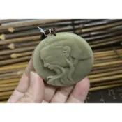 【禾賢行】天然翡翠.緬甸玉.黃翡巧雕圓牌-關聖帝君/忠義千秋.項鍊.玉珮.230619A51