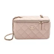 CHANEL 經典雙C LOGO菱格魚子醬牛皮拉鍊斜背長方形化妝包(裸粉色)