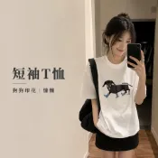  ANNE｜短袖T恤｜韓系臘腸狗印花短袖T恤女 寬鬆百搭 慵懶風圓領短T上衣【Y033】