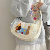 [有杏U.mi] 壓花紋臘腸狗斜揹包 彩色線條刺繡餃子包 可掛絨毛吊飾 165cm上身展示 校園逛街約會單肩包