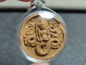 泰國佛牌~2558~龍婆壯~月蝕拉胡 ~稀有的全身形制~加入派更也純粉~與派衝瀑坤平同期出廟~透明殼(0323Z)