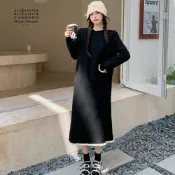 MOCO赫本風圓白色荷葉領口袖口下擺拼接顯瘦毛料針織過膝長洋裝L~3XL