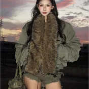 【u-ni】小隻女輕奢可拆毛領外套 軍綠絨面觸感修飾曲線 蓬鬆廓形飛行夾克 保暖 派對約會輕奢 立體裁剪