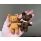 〔Sandy手作〕成品毛線手鉤編織 玩偶熊草莓熊熊抱哥達菲熊博士熊迷你熊情侶小熊呆萌跳舞熊奶油小熊 吊飾鑰匙圈