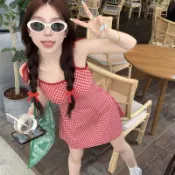 COD度假風格子吊帶洋裝女裝夏季新款法式紅色露背短裙海邊掐腰裙子2026上新