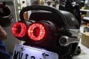 【翰翰二輪】BWS125 KOSO尾燈 全直上內建LED 燻黑 外光圈 含剎車燈 牌照燈 方向燈 GMS R6 1098