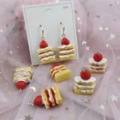❤️獨一無二❤️DIY 創意  草莓蛋糕 千層 吊飾 耳環 服飾配件 配件 背包掛飾 鑰匙圈 合金配件 airpods