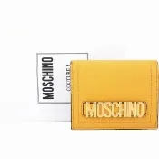 【MOSCHINO】金色字母荔紋牛皮釦式短夾(南瓜黃 皮夾 錢包)