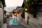 【Lion Travel 雄獅旅遊】濟州旅遊∣升等一晚四星．岩岸鮑魚尋蹤．世界七大遺產城山日出峰．唯一流入海的正房瀑布．五味子雞尾酒DIY贈保溫杯．超市採購．特色美食嚮宴．(一站購物彩妝)四日|高雄 出發地點：高雄