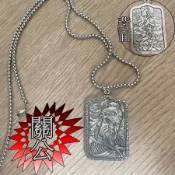 現貨【送珍珠鍊】關羽像義薄雲天關公佛牌武財神招財霸氣關二爺背面雕刻關聖帝君立體浮雕合金項鍊