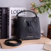 MICHAEL KORS SURI 經典MK印花拼接兩用水桶包(迷你/黑灰)