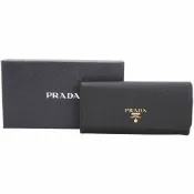PRADA 普拉達 Saffiano 浮刻字防刮牛皮10卡翻蓋釦式長夾(黑色)