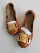 近新義大利製 #Salvatore Ferragamo 焦糖色平底娃娃鞋 金屬大LOGO